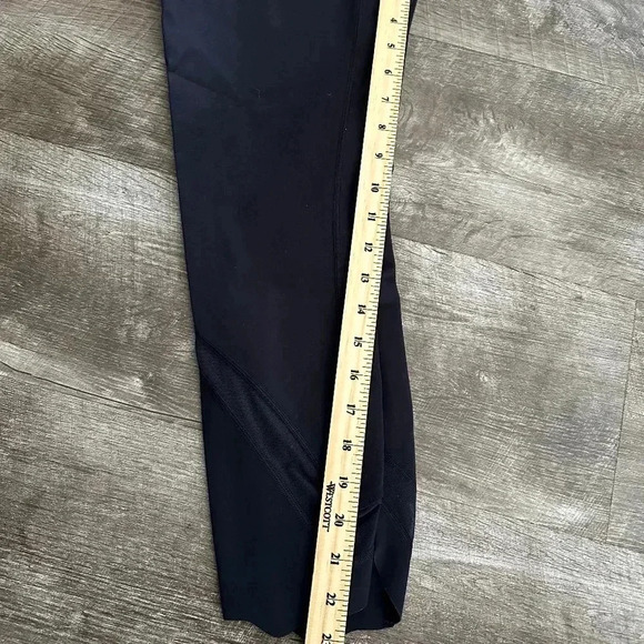 Lululemon Reversible Black Mesh Crop Legging Pants Womens Size 6 - Picture 6 of 7